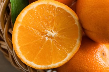 Taze sulu portakallar masada, yakın plan.