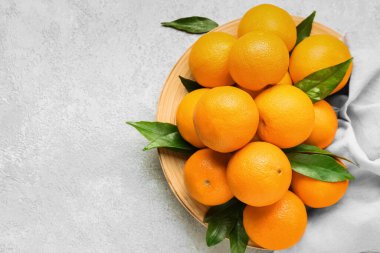 Beyaz arka planda taze sulu portakallı tabak