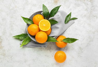 Açık arkaplanda taze sulu portakallı sepet.