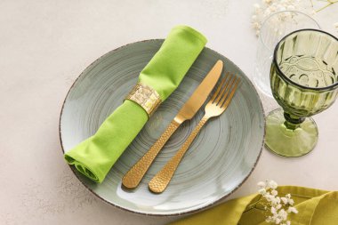 Açık arkaplanda çiçekler olan basit masa ayarları