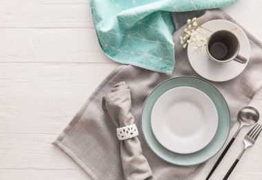 Güzel bir masa ve açık arkaplanda bir fincan kahve.