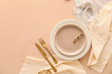 Bej arkaplanda güzel masa ayarları