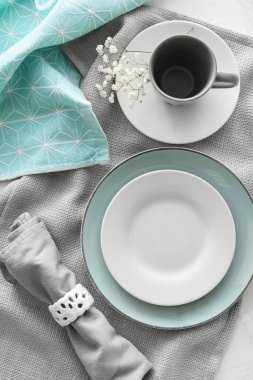 Güzel bir masa ve açık arkaplanda bir fincan kahve.