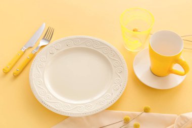 Sarı arka planda çiçekleri olan güzel bir masa.