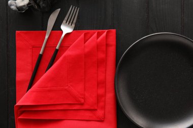 Koyu ahşap arka planda lüks masa ayarları