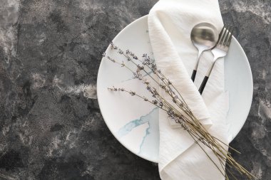 Koyu grunge arka planında çiçekler olan güzel masa ayarları