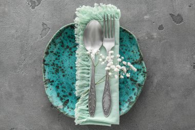 Gri arkaplanda çiçekler olan basit masa ayarı