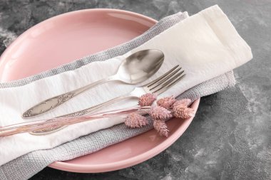 Koyu grunge arka planında çiçekler olan güzel masa ayarları