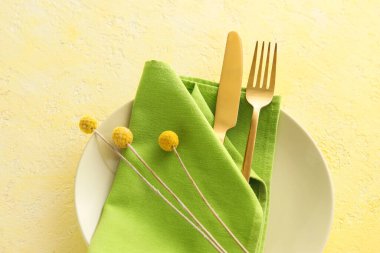 Sarı arka planda çiçekleri olan güzel bir masa.