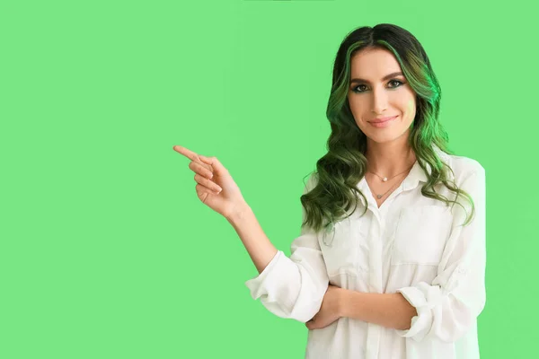 Piękna Młoda Kobieta Niezwykłymi Zielonymi Włosami Wskazująca Coś Kolorowym Tle — Zdjęcie stockowe