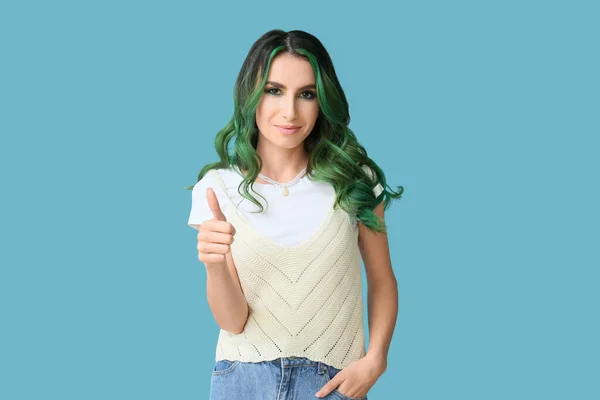 Schöne Junge Frau Mit Ungewöhnlichen Grünen Haaren Zeigt Daumen Nach — Stockfoto