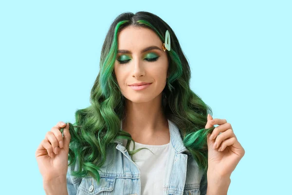 Hermosa Mujer Joven Con Pelo Verde Inusual Fondo Color — Foto de Stock
