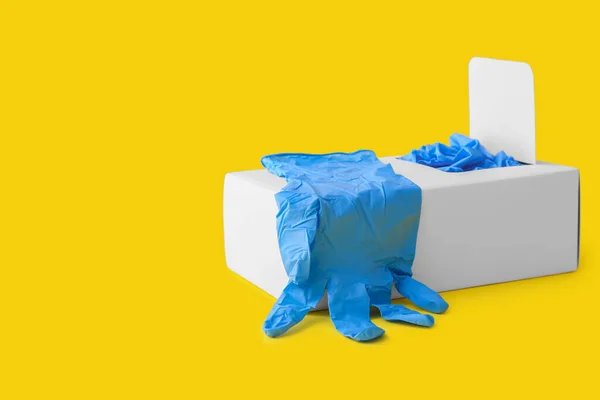 Caixa Papel Com Luvas Médicas Fundo Amarelo — Fotografia de Stock