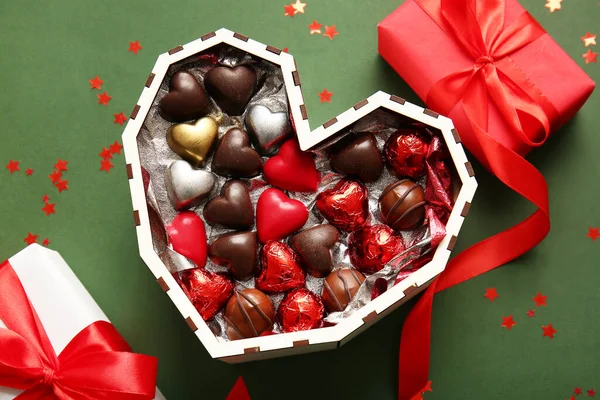 맛있는 초콜릿 사탕이 모양의 상자와 배경에 새겨진 — 스톡 사진