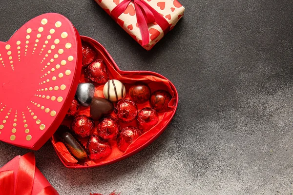Коробка Форме Сердца Вкусными Шоколадными Конфетками Фоне Гранжа — стоковое фото