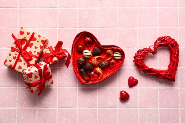 Boîte Forme Coeur Avec Savoureux Bonbons Chocolat Décor Cadeaux Sur — Photo