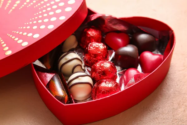 Caixa Forma Coração Com Doces Chocolate Saborosos Fundo Bege Close — Fotografia de Stock