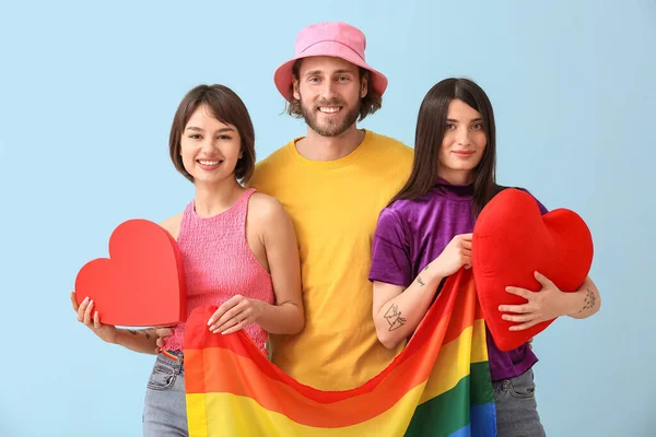 虹の旗と色の背景に赤の心を持つ男と2人の美しい女性 一夫多妻制とLgbtの概念 — ストック写真