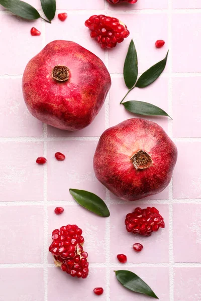 Вкусные Гранаты Розовом Фоне Плитки — стоковое фото