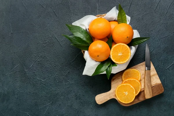 Basket Fresh Juicy Oranges Black Background — Stock Photo, Image