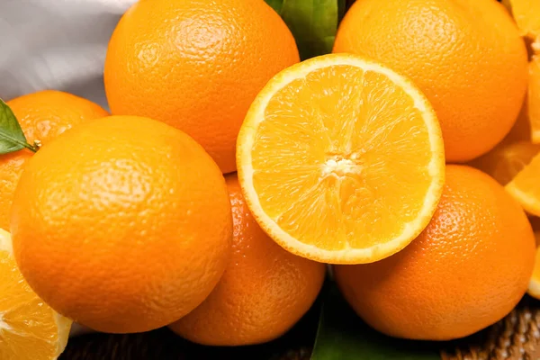 Свежие Апельсины Столе — стоковое фото