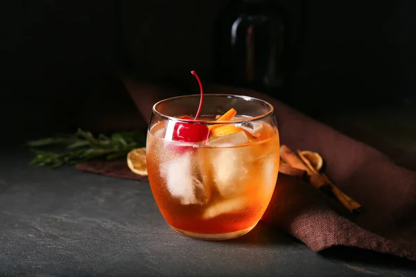 Copo Saboroso Old Fashioned Cocktail Fundo Preto — Fotografia de Stock