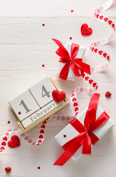 Calendrier Avec Date Saint Valentin Boîtes Cadeaux Sur Fond Blanc — Photo