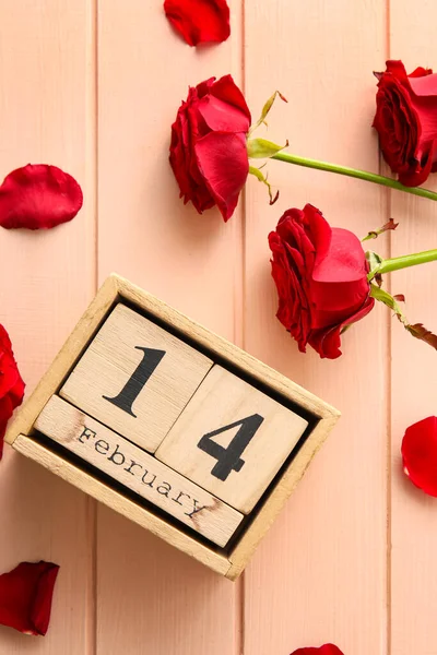 Календарь Датой Дня Святого Валентина Красными Розами Деревянном Фоне — стоковое фото