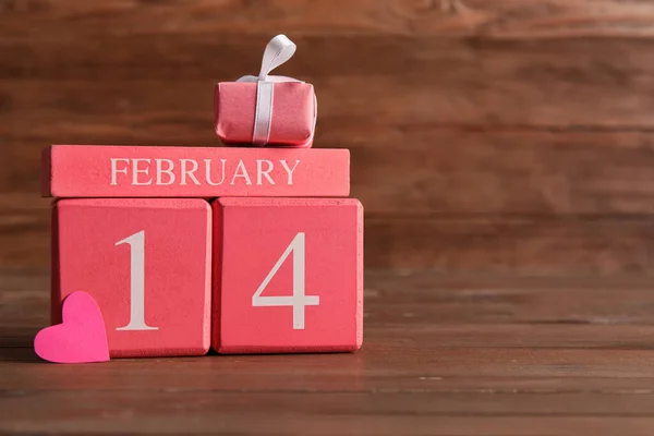 Kalendář Datem Valentýna Dárkové Krabice Dřevěném Pozadí — Stock fotografie