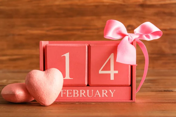 Calendrier Avec Date Saint Valentin Coeurs Plastique Sur Fond Bois — Photo