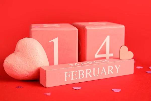 Calendário Com Data Dia Dos Namorados Coração Plástico Fundo Vermelho — Fotografia de Stock