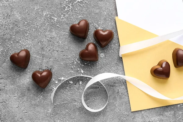 Leckere Herzförmige Bonbons Und Umschlag Auf Grauem Hintergrund — Stockfoto