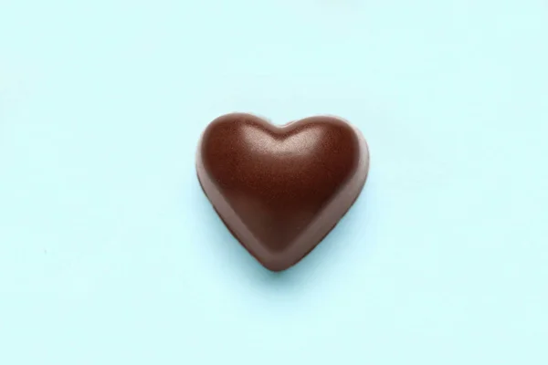 Sabroso Caramelo Forma Corazón Sobre Fondo Azul — Foto de Stock