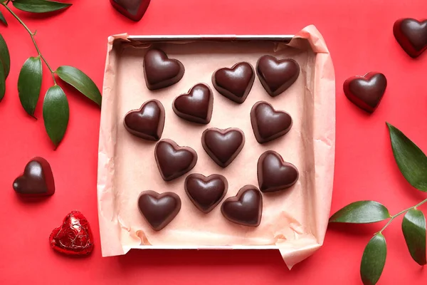 Box Mit Leckeren Herzförmigen Bonbons Auf Rotem Hintergrund — Stockfoto