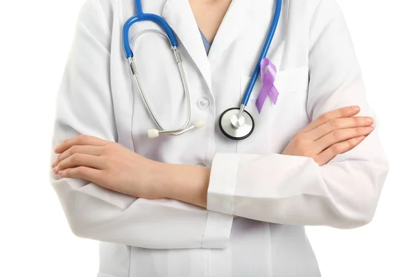Ärztin Mit Verschränkten Händen Und Lavendelband Auf Weißem Hintergrund Weltkrebstag — Stockfoto