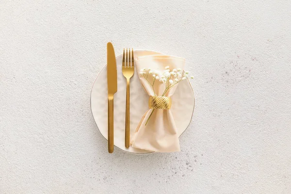 Açık arkaplanda çiçekler olan basit masa ayarları