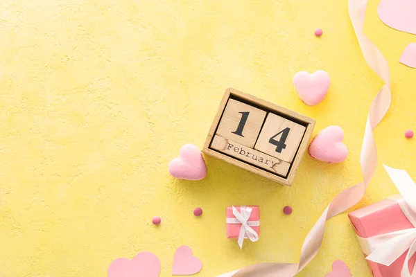 Календар Датою Дня Валентинів Скриньки Подарунками Смачні Макарони Формі Серця — стокове фото
