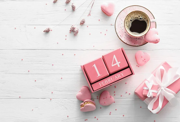 Calendário Com Data Dia Dos Namorados Xícara Café Saborosos Macaroons — Fotografia de Stock