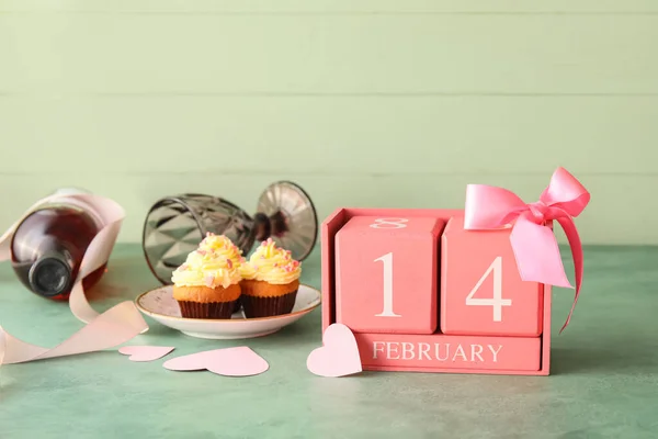 Kalendarz Datą Walentynek Smaczne Babeczki Zielonym Tle — Zdjęcie stockowe