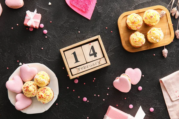 Calendrier Avec Date Saint Valentin Délicieux Cupcakes Sur Fond Sombre — Photo