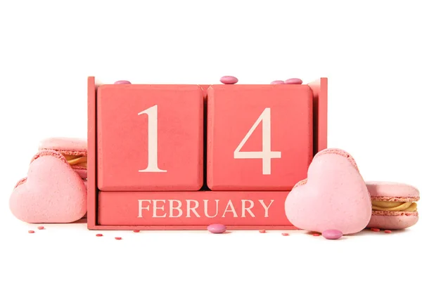 Календарь Датой Дня Святого Валентина Вкусные Макароны Форме Сердца Столе — стоковое фото