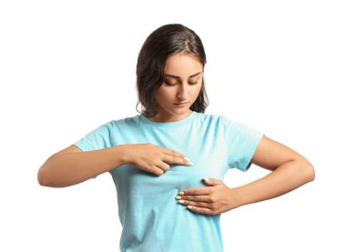 Beyaz arka planda göğsünde rahatsızlık hisseden genç bir kadın. Kanser farkındalığı kavramı