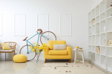 Bisikleti, koltuğu ve raf ünitesi olan modern bir oda.