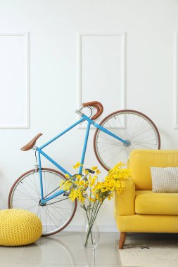 Bisiklet, puf ve koltuklu modern odanın içi