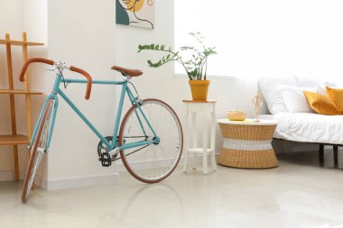 Bisikletli şık bir yatak odası.