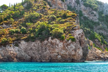 Deniz ve dağlarla güzel bir tatil yeri manzarası.