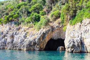 Deniz ve dağlarla güzel bir tatil yeri manzarası.