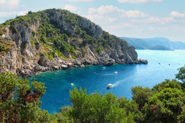 Deniz ve dağlarla güzel bir tatil yeri manzarası.