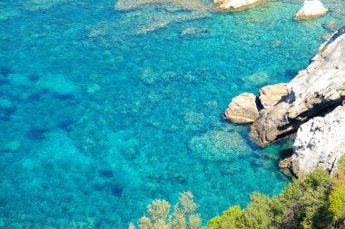 Güzel görünümü kayalar ve deniz