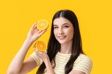 Renkli arkaplanı turuncu olan güzel bir genç kadın.